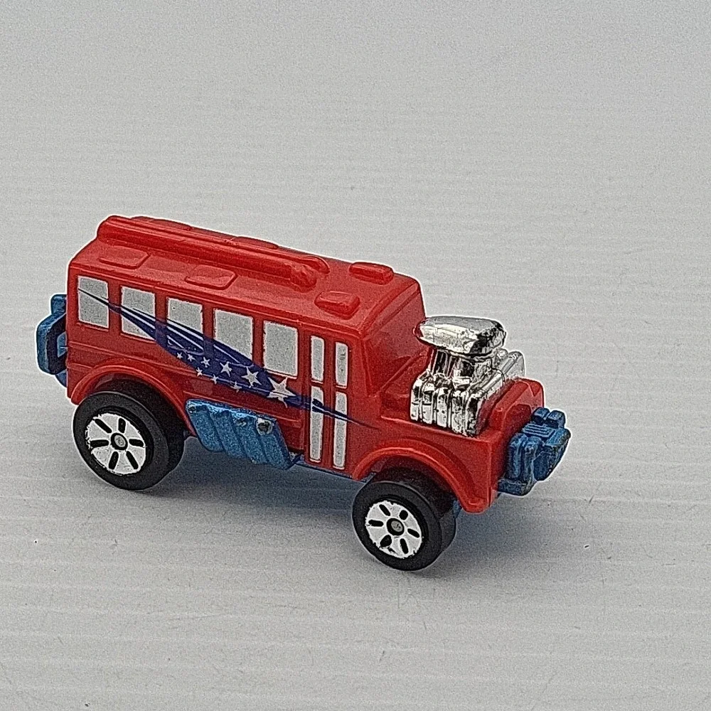 Maisto RWB Hot Rod Skool Bust Toy Car School Bus